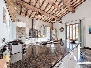 Fridge, microwave, oven, dishwasher - Villa Beauvau by Interhome (Aigues Mortes)