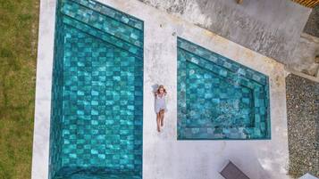 Utomhuspool och uppvÀrmd pool