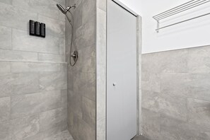 Secador de cabelo, toalhas de banho