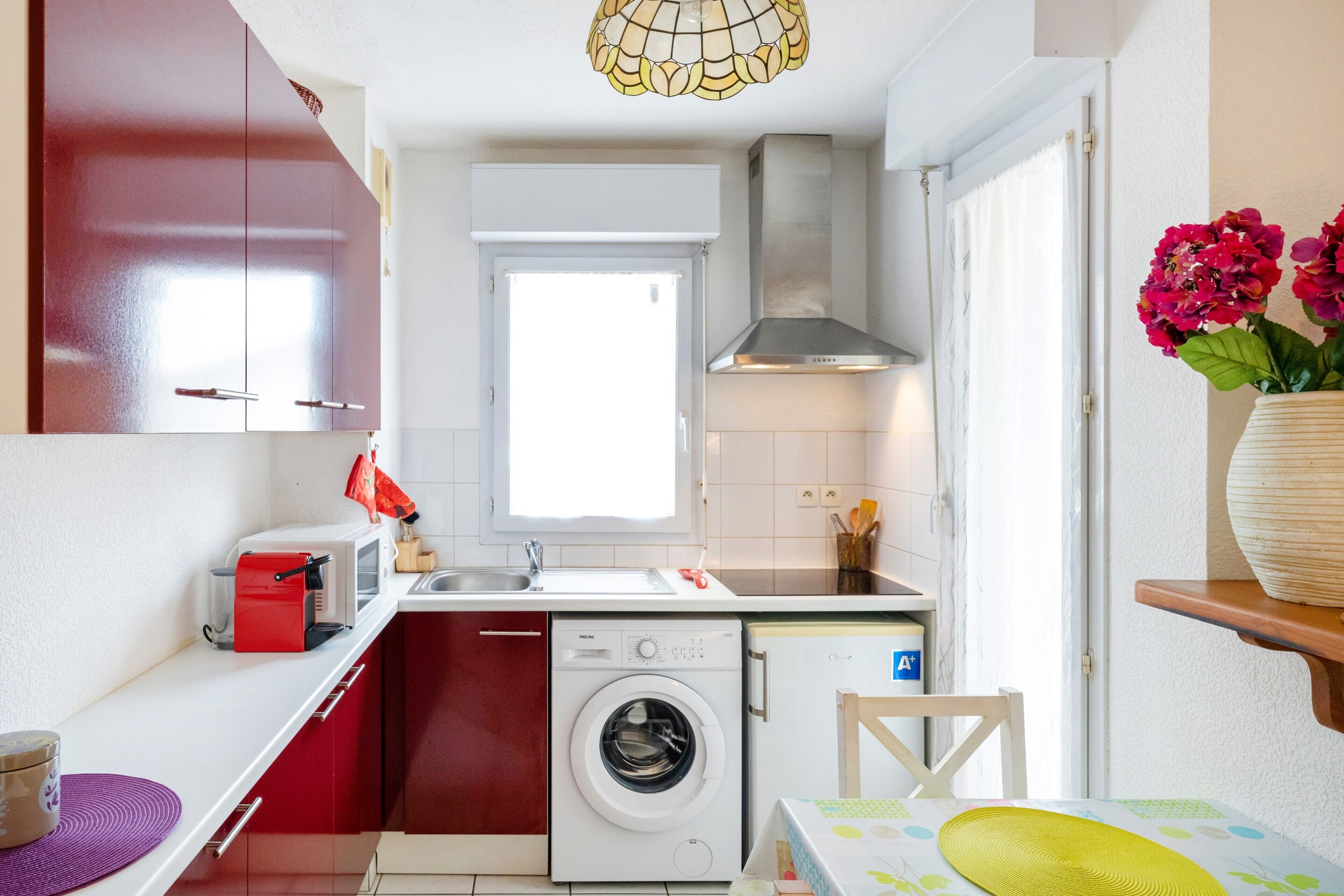 Refrigerador, microondas, placa de cocina, cafetera/tetera