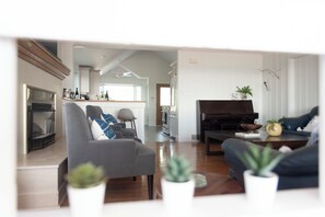 Smart TV - "On The Rocks" | Lakefront Fire Table + 2km from Point Pelee National Park (Leamington)