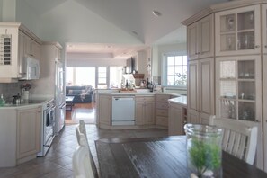 Private kitchen - "On The Rocks" | Lakefront Fire Table + 2km from Point Pelee National Park (Leamington)