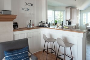 Interior - "On The Rocks" | Lakefront Fire Table + 2km from Point Pelee National Park (Leamington)
