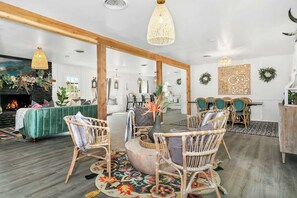 Interior - A Crystal Place - Hot Tub & Fire Pit (Fredericksburg)