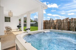 Terrace/patio - A Crystal Place - Hot Tub & Fire Pit (Fredericksburg)