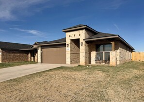 Exterior - Spacious 4-bedroom house in Amarillo -Needle in a Haystack (Amarillo)