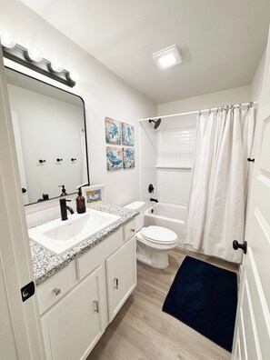 Bathroom - Spacious 4-bedroom house in Amarillo -Needle in a Haystack (Amarillo)