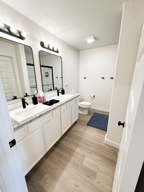 Bathroom - Spacious 4-bedroom house in Amarillo -Needle in a Haystack (Amarillo)