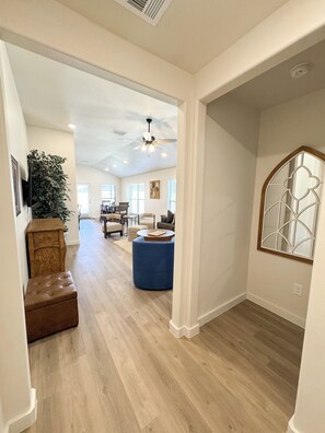 Living area - Spacious 4-bedroom house in Amarillo -Needle in a Haystack (Amarillo)