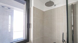 Regadera, secadora de cabello, bidet, toallas 