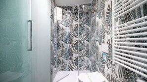 Dusche, Haartrockner, Bidet, Handtücher