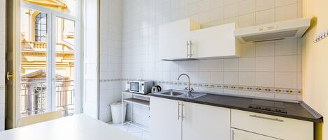 Fridge, microwave, stovetop, coffee/tea maker