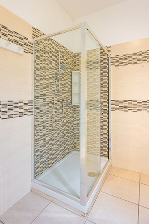 Shower, hair dryer, bidet, towels - Luxury Toledo 22 - “Re Vittorio Emanuele” (Naples)
