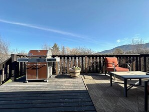Outdoor dining - Charming 3-bedroom condo in Butte perfect for your getaway (Butte)
