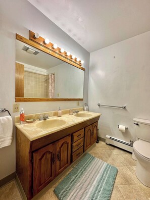 Bathroom - Charming 3-bedroom condo in Butte perfect for your getaway (Butte)