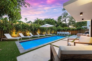 Unclassified image, 4 of 134, button