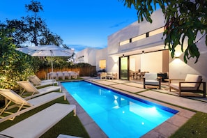 Unclassified image, 5 of 134, button