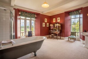 Bathroom - Esk Tower - Five Bedroom Apartment, Sleeps 10 (Brechin)