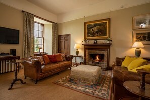 Living area - Esk Tower - Five Bedroom Apartment, Sleeps 10 (Brechin)