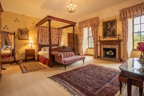 Room - Esk Tower - Five Bedroom Apartment, Sleeps 10 (Brechin)