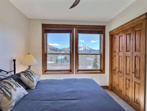 4 bedrooms, iron/ironing board, travel cot, Internet - Peak Perfection: Modern 4BR Condo Steps from your Mountain Adventure (Crested Butte)