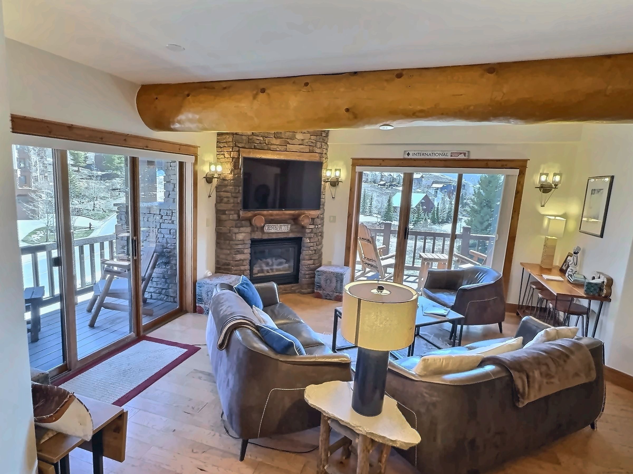 【Living Room】Sink into the sofa by the gas fire as the peaks fill the windows
