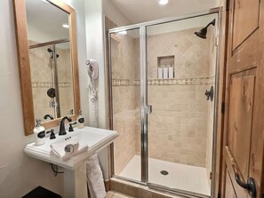 Shower, hair dryer, towels, shampoo - Peak Perfection: Modern 4BR Condo Steps from your Mountain Adventure (Crested Butte)