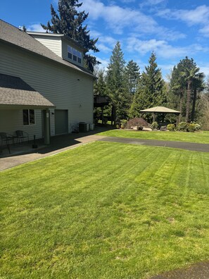 Property grounds - Moonstruck Compound: Daylight basement in peaceful wine country (Newberg)