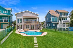A two-story house with a swimming pool, a deck, and a fenced yard. - Waterfront Bay Home with Pool & Private Pier (Kemah Area)