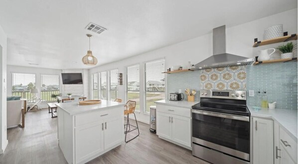 Private kitchen - Sunny & Spacious 4-Bedroom by the Sea (Galveston)