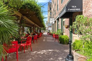 Outdoor dining - Sunny & Spacious 4-Bedroom by the Sea (Galveston)