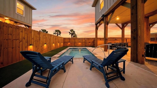 Still Waters & Yahwaves by Avantstay Sleeps 20, 2 Homes Private Pools + Putting Greens, Port Aransas Golf Cart Zone