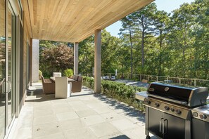 Outdoor dining - 1 Paumanok Road Bridgehampton, NY 11932 (Bridgehampton)