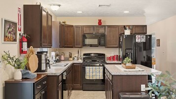 House (4 Bedrooms) | Interior