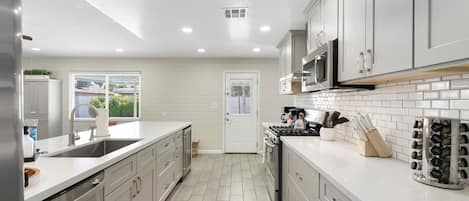 Coffee/tea maker, fridge, microwave, oven