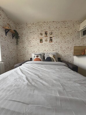 Unclassified image, 4 of 13, button - Vrbo Property (Valenciennes)