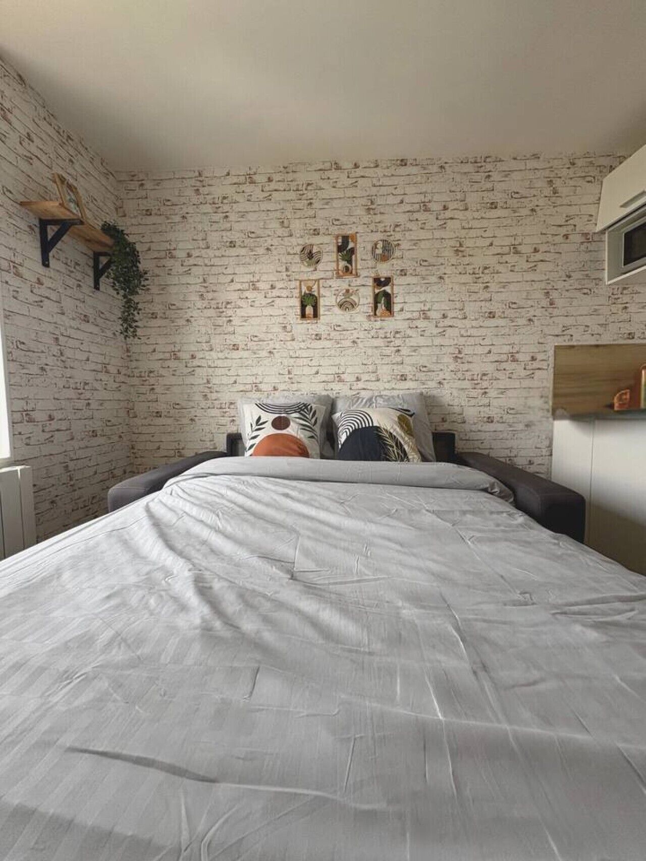 Desk, WiFi, bed sheets