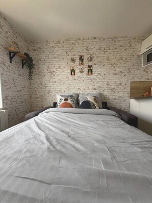 Desk, WiFi, bed sheets - Cosy studio downtown wifi (Valenciennes)
