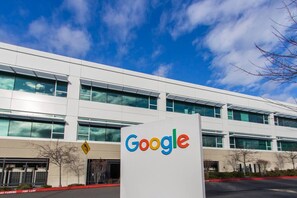 Un bâtiment moderne avec une enseigne portant l’inscription « Google » à l’avant.