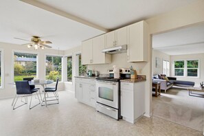Fridge, microwave, oven, stovetop - Modern 2BR @Kirkland | Minutes to Downtown &Google (Kirkland)