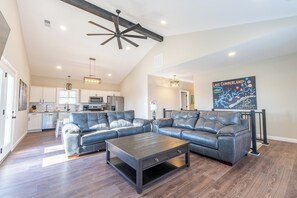 Smart TV - Lucky 777's with Boat Slip and Indoor Basketball (Somerset)