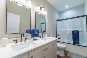 Towels, toilet paper - Lucky 777's with Boat Slip and Indoor Basketball (Somerset)