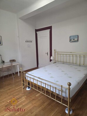 Room - Caramanna studio apartment (Bologna)