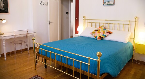 Room - Caramanna studio apartment (Bologna)