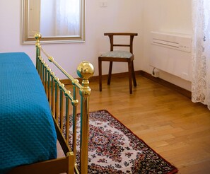 Room - Caramanna studio apartment (Bologna)