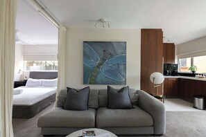 1 bedroom, iron/ironing board, travel cot, WiFi - Designer studio apartment with rooftop pool (Potts Point)