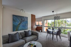 TV - Designer studio apartment with rooftop pool (Potts Point)