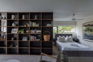Iron/ironing board, WiFi, bed sheets - Luxury Seidler Apt, rooftop pool, sweeping views (Potts Point)
