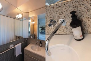 Shower, hair dryer, towels, shampoo - Luxury Seidler Apt, rooftop pool, sweeping views (Potts Point)