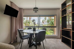 Dining - Luxury Seidler Apt, rooftop pool, sweeping views (Potts Point)